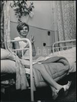 1967 A Tükör című lap archívumából 1 db vintage fotó (Ápolónő a nővér szálláson), matricával jelzett, ezüst zselatinos fotópapíron, 24x18 cm