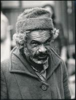 1975 Dobai Tivadar budapesti fotóművész Gyulán készített vintage fotóművészeti alkotása (Cigányportré), ezüst zselatinos fotópapíron, feliratozva, 22,5x17 cm