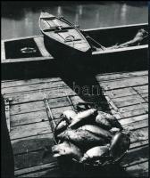 1975 Kopecskó János zalaegerszegi fotóművész Esztergomban készített vintage fotóművészeti alkotása (Napi fogás), ezüst zselatinos fotópapíron, feliratozva, 20x16,5 cm