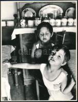 1975 Stalter György budapesti fotóművész Balmazújvárosban készített vintage fotóművészeti alkotása, ezüst zselatinos fotópapíron, az eredeti felirat átvilágítva olvasható, mert a kép egy albumlapra van felragasztva, 24x18 cm