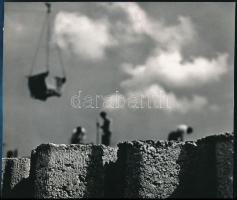 1969 Rezsek György nagykanizsai fotóművész pecsétjével jelzett, vintage fotóművészeti alkotás (Építkezés), ezüst zselatinos fotópapíron, 18x21,2 cm