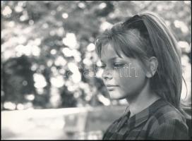 1965 Panyik István feliratozott, vintage fotóművészeti alkotása (Randevú), ezüst zselatinos fotópapíron, 18x24,2 cm