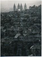 1965 Réti Pál (1918-1989) budapesti fotóművész által aláírt, vintage fotóművészeti alkotás (Pécsi táj), ezüst zselatinos fotópapíron, felületén kopásnyom, 23,5x17,5 cm