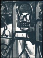 1963 Laczy Zoltán dunaújvárosi fotóriporter és fotóművész pecséttel jelzett, vintage fotóművészeti alkotása (Világnézet), ezüst zselatinos fotópapíron, 24x18 cm