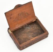Szerelmespárt ábrázoló, faragott fa dobozka, cigaretta- / dohánytartó. Oldalán "Emlék - 1945&qu...