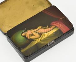 Fém dobozka, fedelén tájképpel, alatta "titkos" belső fedélen erotikus jelenettel. Kopások...