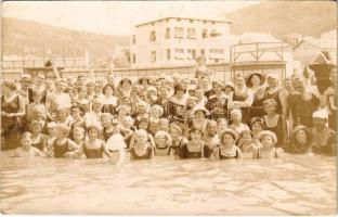 Portoroz, Portorose; beach, bathing in the sea. Roberto Ullrich photo (EK)