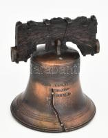 A Liberty Bell (Philadelphia, USA) harang kicsinyített mása, fém emléktárgy, m: 9 cm