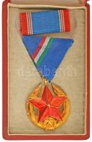 1951. "Közbiztonsági Érem arany fokozata a rendőrség tagjai részére" aranyozott, műgyantás bronz kitüntetés mellszalagon, nem hozzá illő szalagsávval, eredeti tokban T:XF patina, műgyanta hiba NMK 549