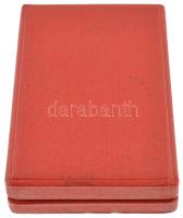 1951. "Közbiztonsági Érem arany fokozata a rendőrség tagjai részére" aranyozott, műgyantás...