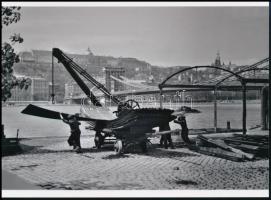 cca 1939 Budapest, a Duna pesti alsórakpartján álló raktárépület bontása, 3 db modern nagyítás, 15x2...