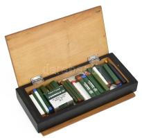 Írószertartó fadoboz, benne sok töltőceruza betéttel, 27x13,5x5 cm
