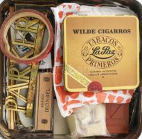 Nagyobb fémdoboznyi vegyes írószerek, Parker fémtáblák, stb. Doboz mérete: 25x25x7 cm