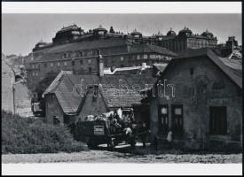 cca 1928 Budapest, megérkezett a téli tüzelő a Tabánba, 1 db modern nagyítás, jelzés nélkül, 15x21 cm