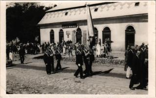 1933 Felsőbánya, Baia Sprie; Bányász napi ünnepség, felvonulás az utcán, Herman Hoffmann üzlete / miner day festival on the street, shop. photo (EK)