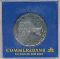 NSZK 1985. "Német Világéhség Segély Bonn / Commerzbank" bronz emlékérem tokban (30mm) T:UNC FRG 1985. "German World Hunger Help Bonn / Commerzbank" bronze commemorative medallion in case (30mm) C:UNC