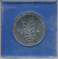 NSZK 1985. "Német Világéhség Segély Bonn / Commerzbank" bronz emlékérem tokban (30mm) T:UN...