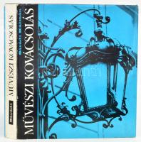 Sárádi Kálmán: Művészi kovácsolás. Bp., 1975, Műszaki Könyvkiadó, 408 p. Gazdag fekete-fehér képanyaggal illusztrált. Második, bővített kiadás. Kiadói egészvászon-kötés, kiadói papír védőborítóban.