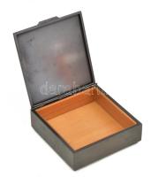 Will Károly: Filigrán virágmintás díszdoboz. Fa betéttel, jelzett, kis kopással, 13x13x4,5 cm