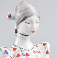 Hollóházi hímző nő. Terv.: Torma Istvánné. Jelzett, kézzel festett, hibátlan, m: 24 cm