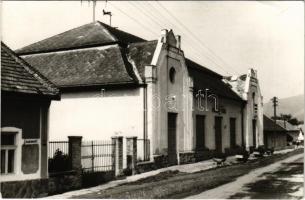 Szokolya, Mányoki Ádám Művelődési ház, mozi. Foto Pászthory Lóránt. Képzőművészeti Alap Kiadóvállalata