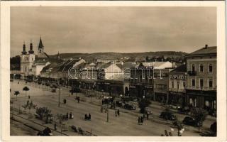 Marosvásárhely, Targu Mures; Főtér, plébánia, református templom, Szabó Sándor étterme, Kalap Király, Tolokán Márton, Kari József, Vámos Sándor, Farkas, Grün Dezső, Fritsch, Nagy Dezső üzlete, automobil / main square, parish, Calvinist church, restaurant, shops, automobile