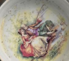 Historizáló mintás bonbonier, jelzett, kopott, d: 14 cm, m: 8 cm