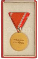 1983. "Honvédelmi Érdemérem 15 év után" aranyozott bronz kitüntetés mellszalagon, tokban T...