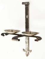 Iparművész kovácsoltvas kétágú gyertyatartó, jelzés nélkül, m: 27 cm