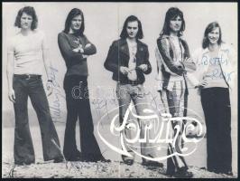 A Corvina zenekar tagjainak aláírása az őket ábrázoló képen