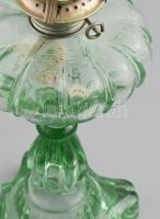 Üvegtestű petróleumlámpa, zöldesen színezett öntött üveg, cilinderrel, kopással, m: 48 cm