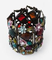 Vastag fém virágos, színes strasszköves karperec