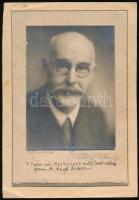 Dorothy Hickling (1880-1946): Alfred Hugh Fisher (1867-1945) angol realista festőművész portréfotója, a művész által dedikálva, a fotós aláírásával jelezve / Dorothy Hickling (1880-1946): portait of Alfred Hugh Fisher (1867-1945), an influential English realist painter known for his mastery in depicting the intricate details of everyday life. Fishers work is celebrated for its ability to illuminate the beauty in the ordinary, making him a significant figure in the realist art movement of his era.  Dorothy Hickling, herself an artist of cultural significance, Her work, often characterized by its unique perspective and deep emotional resonance, has left a lasting impact on the art world.  This photograph, dedicated by Fisher and bearing the Hicklings signature, serves as a testament to the artistic and cultural contributions of both Fisher and Hickling. 11x15 cm, 17x25 cm