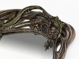 Szecessziós stílusú, plasztikus nőalakkal díszített modern tükör, dekoratív keretben, asztalon kitám...