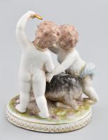 Német porcelán két puttó kecskével, kézzel festett, jelzett, kis kopásnyomokkal, 16,5×13 cm