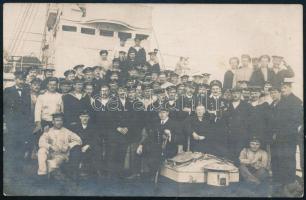 1917 Az S.M.S. Triglav II. osztrák magyar romboló , kapitány és személyzete / S.M.S. Triglav II, the captain (sword) in hand, officers, and crewmembers of S.M.S. Triglav destroyer pose on the forward deck. 14x9 cm