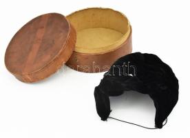 Bőrrel bevont régi kalaptartó doboz, benne fekete bársony fejfedő, kopásokkal, d: 18 cm, m: 9 cm