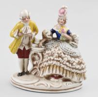 Barokk pár. Német porcelán figura, jelzéssel, kis kopással, m: 10,5 cm
