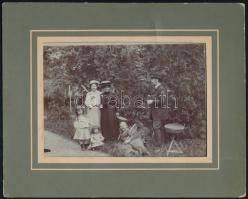 cca 1910 Családi portrék a parkban, teniszütőkkel, 2 db fotó paszpartuban, 11×15 cm