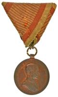 1914. "Ferenc József Bronz Vitézségi Érem" bronz kitüntetés viseltes mellszalagon. Szign.: Tautenhayn T:XF patina Hungary 1914. "Bronze Gallantry Medal (Der Tapferkeit)" bronze decoration with damaged ribbon. Sign.: Tautenhayn C:XF patina NMK 137.