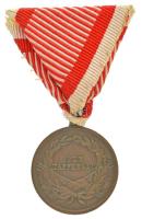 1914. "Ferenc József Bronz Vitézségi Érem" bronz kitüntetés modern mellszalagon. Szign.: T...