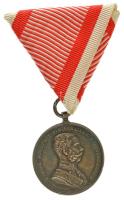 1914. "Ferenc József II. osztályú Ezüst Vitézségi Érem" peremen jelzett Ag kitüntetés modern mellszalaggal. Szign.: Tautenhayn T:XF patina / Hungary 1914. "Silver Gallantry Medal, IInd Class" Ag decoration with hallmark, with modern ribbon. Sign.: Tautenhayn C:XF patina NMK 133.