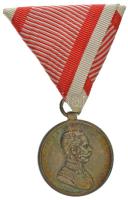 1914. "Ferenc József II. osztályú Ezüst Vitézségi Érem" jelzetlen Ag kitüntetés modern mellszalaggal. Szign.: Tautenhayn T:XF patina / Hungary 1914. "Silver Gallantry Medal, IInd Class" Ag decoration without hallmark, with modern ribbon. Sign.: Tautenhayn C:XF patina NMK 133.