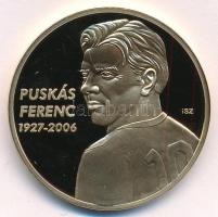 ifj. Szlávics László (1959-) 2012. "Nagy Magyarok / Puskás Ferenc" aranyozott Cu emlékérem tanúsítvánnyal (40mm) T:PP