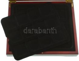 Mahagóni fa érmetartó kazetta bársonybéléssel, 24db 50x49mm férőhellyel, 2db kivehető tálcával, benn...