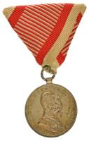 1914. "Ferenc József II. osztályú Ezüst Vitézségi Érem" ezüstözött bronz kitüntetés, eredeti mellszalagga T:XF Hungary 1914. "Silver Gallantry Medal, IInd Class" silver plated bronze decoration, with ribbon C:XF NMK 133.