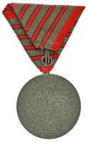 1918. "Sebesültek Érme" Zn kitüntetés, három sebesülés után járó mellszalaggal. Szign.: R....
