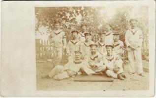 1915 Osztrák-magyar haditengerészeti postahivatal matrózai / K.u.K. Kriegsmarine Marinefeldpostamt Matrosen / Austro-Hungarian Navy mariners of the Naval post office. photo + "K.U.K. MARINE FELDPOST POLA"