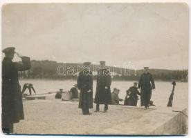 1916 Károly király a repülőállomáson / K.u.K. Kriegsmarine / WWI Austro-Hungarian Navy, Charles I of Austria arrives by launch at the Pola Air Station. photo (non PC) (10,7 cm x 7,6 cm)