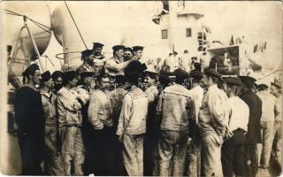 Osztrák-magyar haditengerészet matrózai a fedélzeten, levél kiosztás / K.u.K. Kriegsmarine Matrosen / Austro-Hungarian Navy mariners during mail distribution. photo (EK)